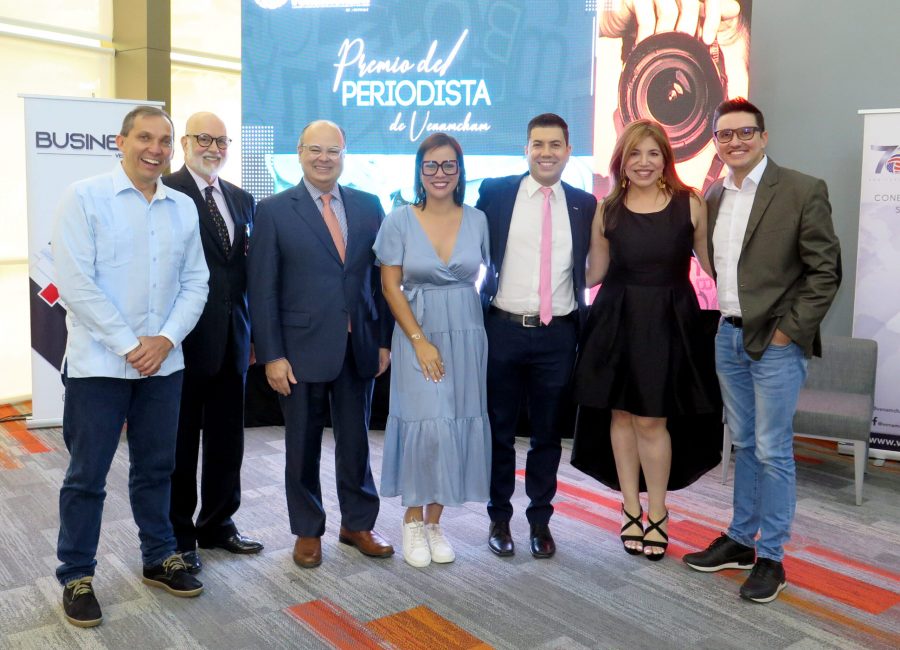 Periodistas reconocidos que participaron durante la premiación